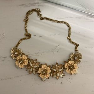 Flower necklace (costume jewelry)